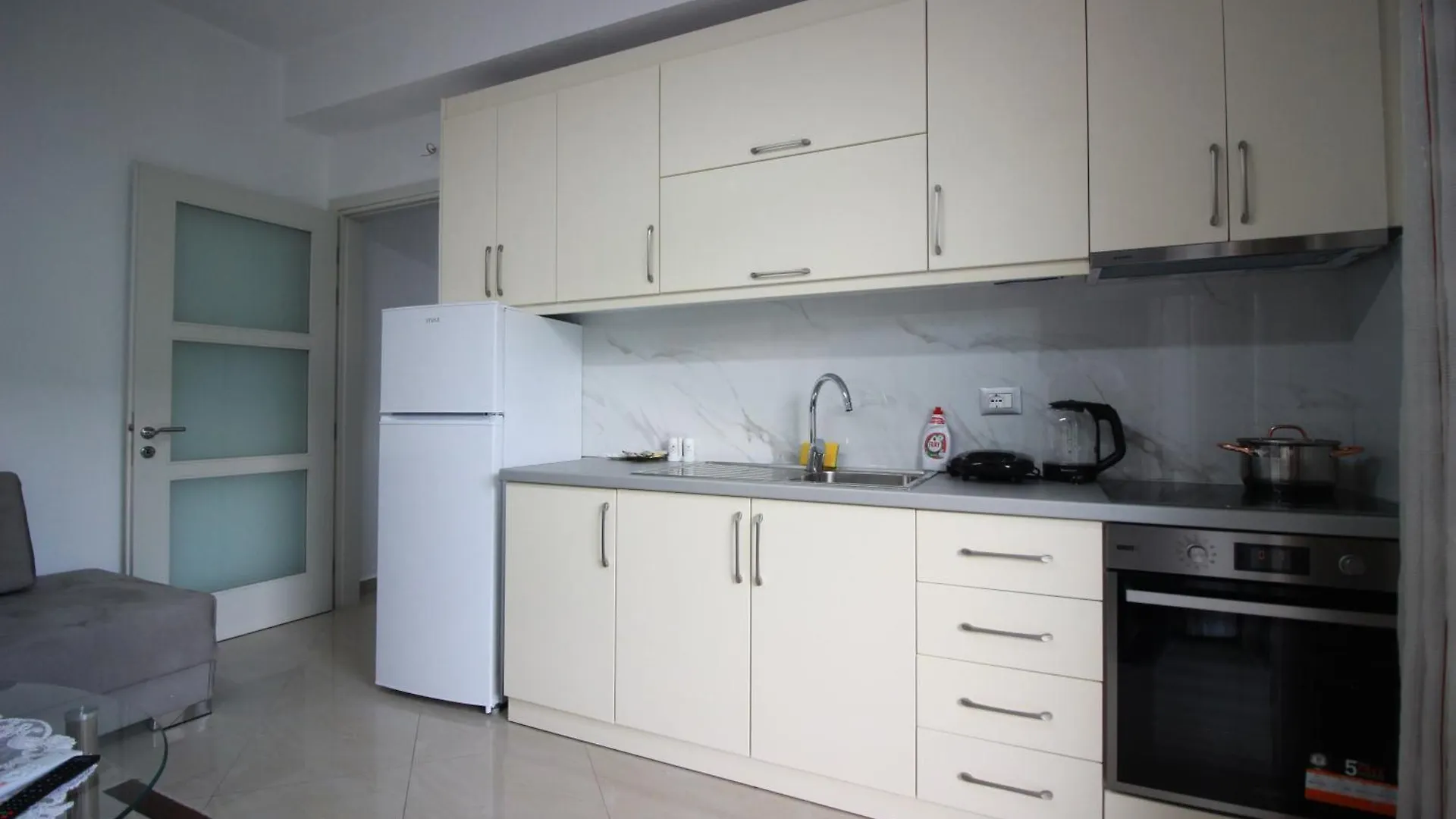 Muko'S Apartments Gjirokastra 0*,